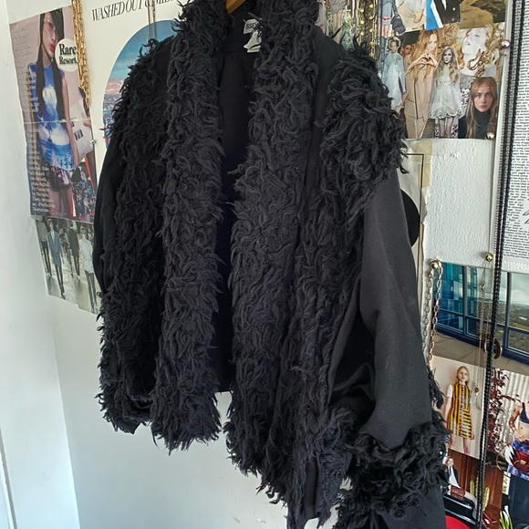 Issey Miyake faux shearling-trimmed cropped jacket - Picture 9 of 15